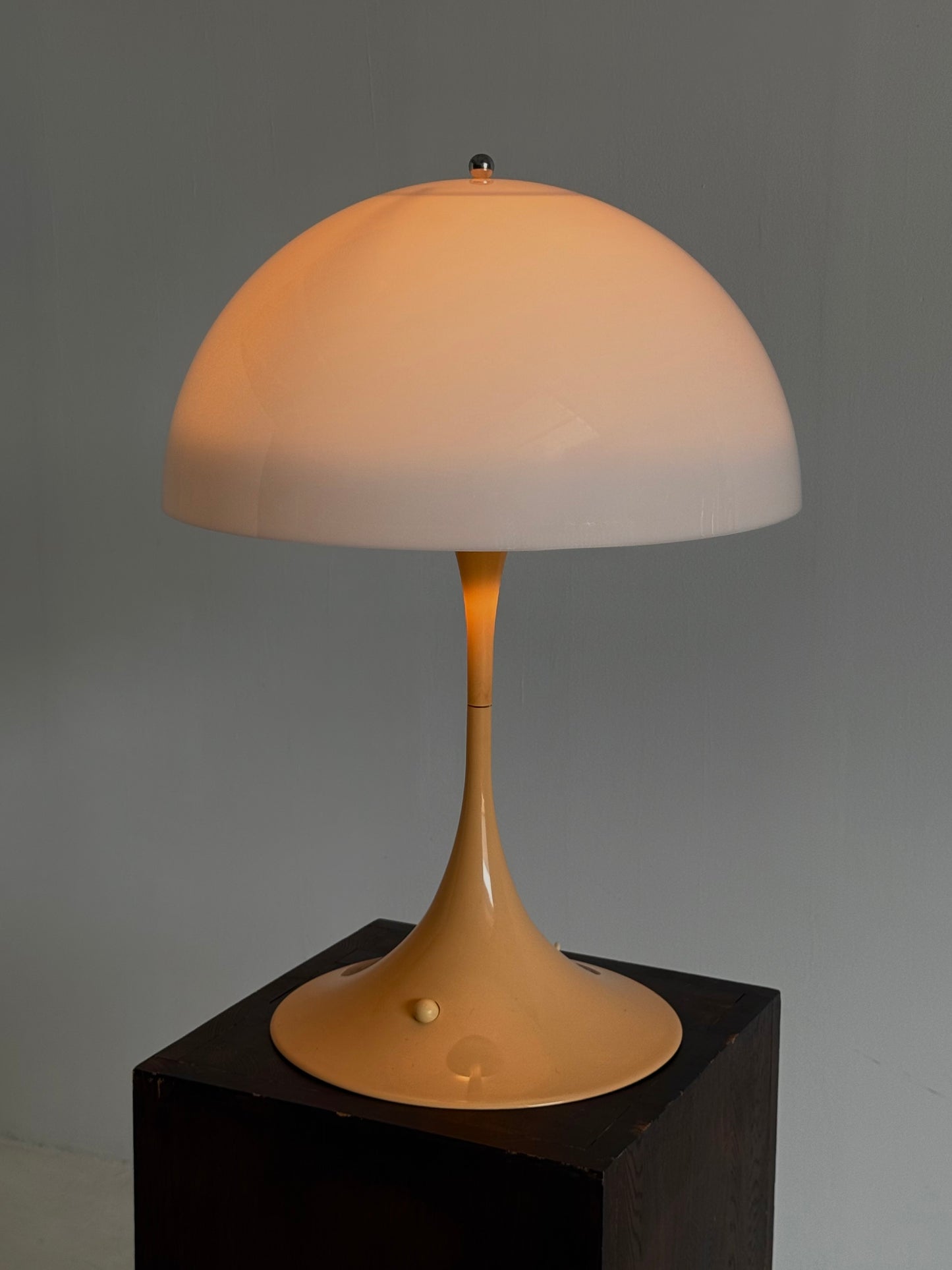 Louis Poulsen Panthella tafellamp Verner Panton beige voet