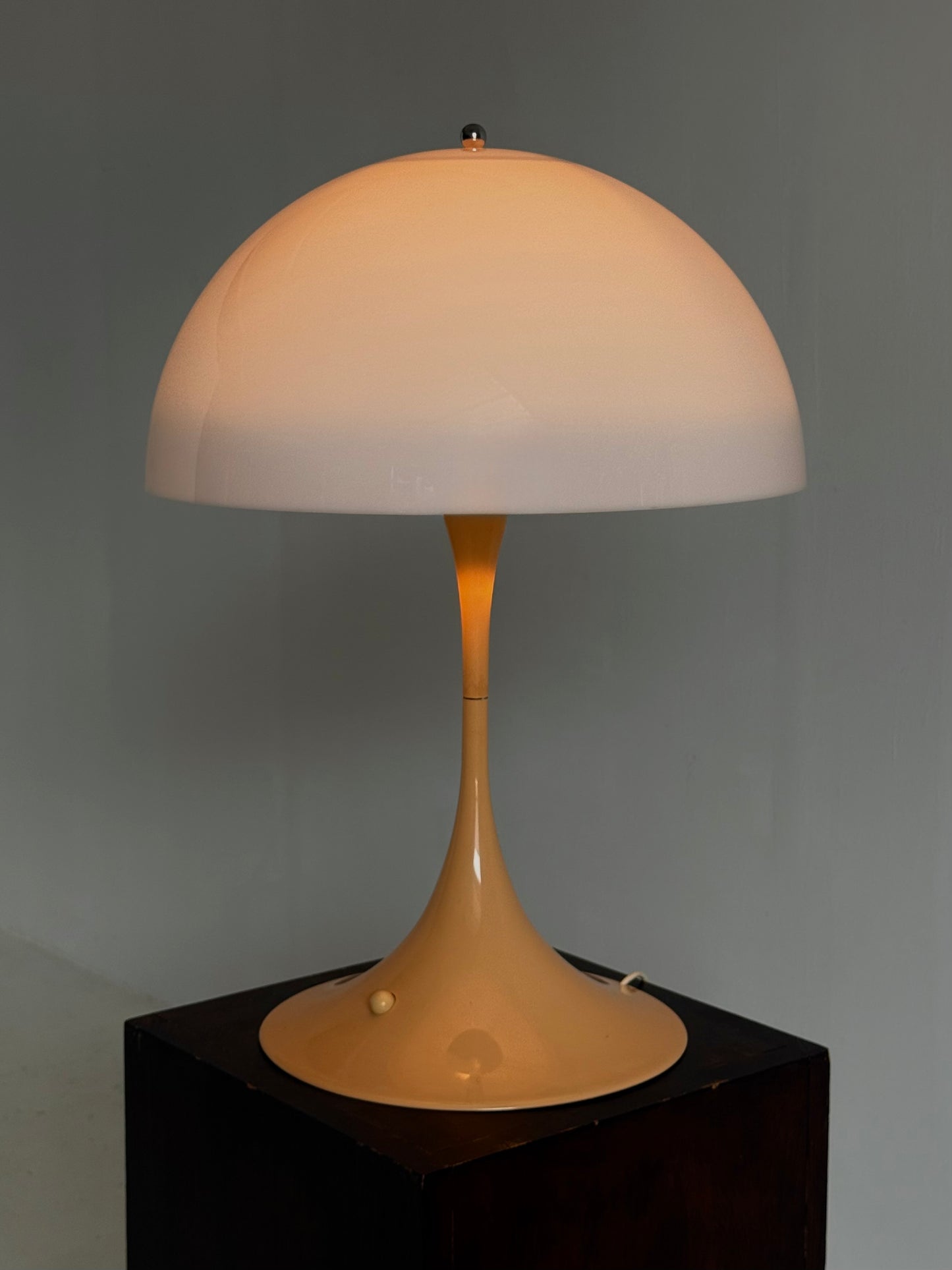 Louis Poulsen Panthella tafellamp Verner Panton beige voet