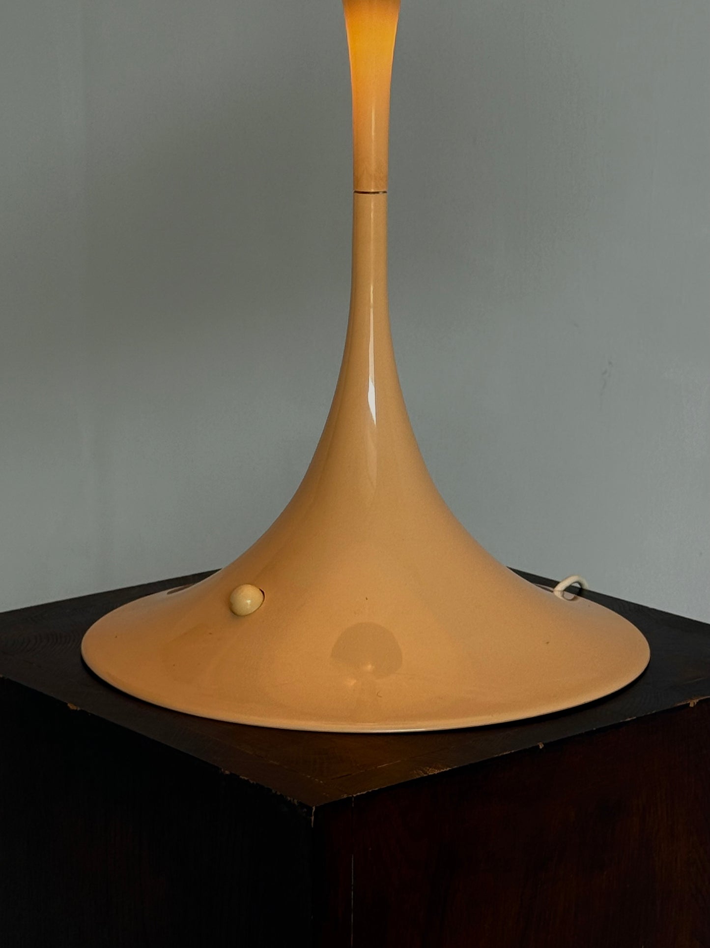 Louis Poulsen Panthella tafellamp Verner Panton beige voet