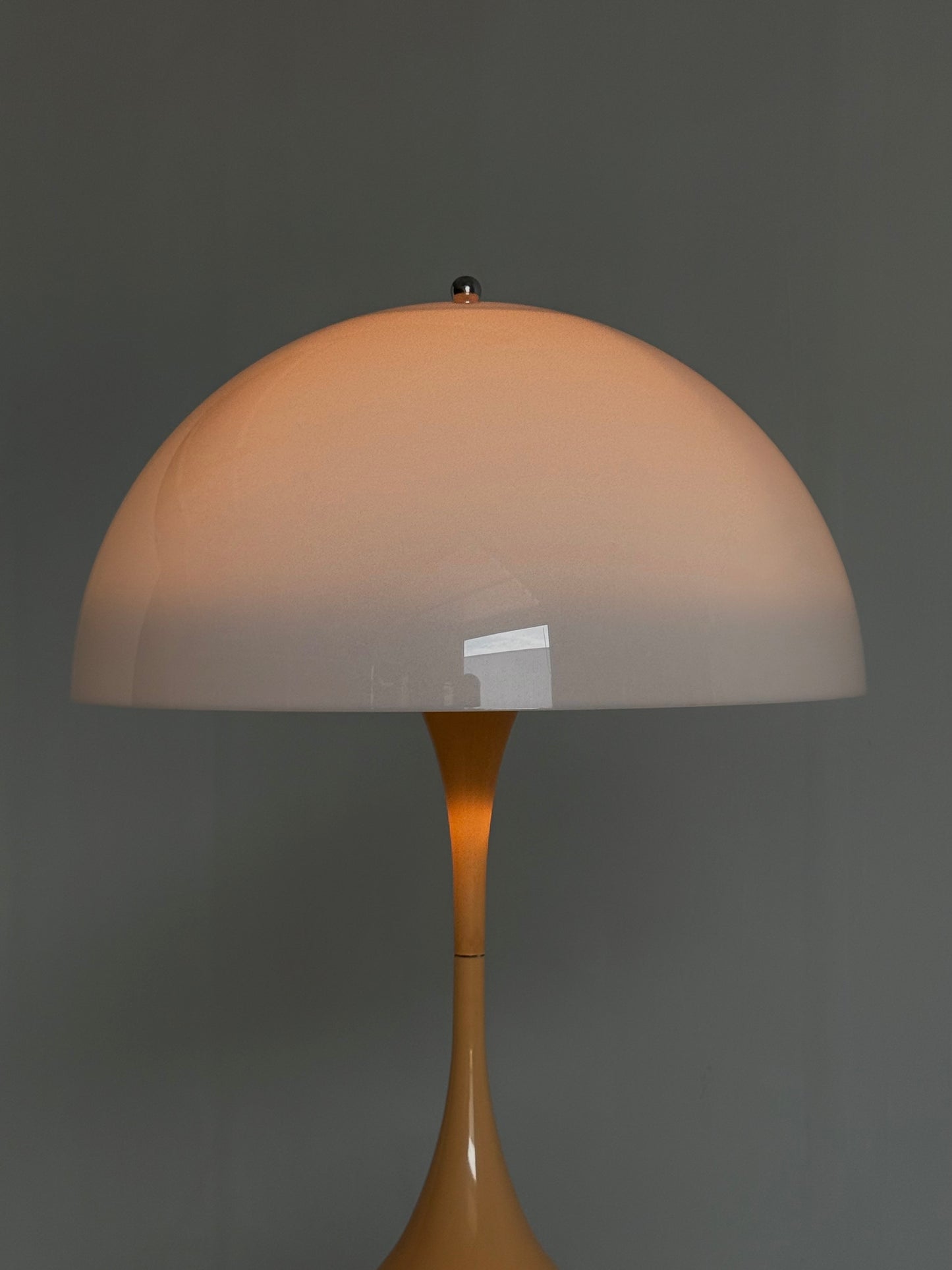 Louis Poulsen Panthella tafellamp Verner Panton beige voet