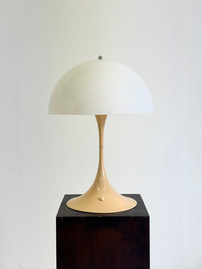 Louis Poulsen Panthella tafellamp Verner Panton beige voet