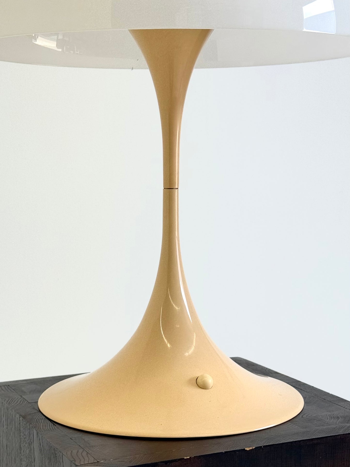 Louis Poulsen Panthella tafellamp Verner Panton beige voet