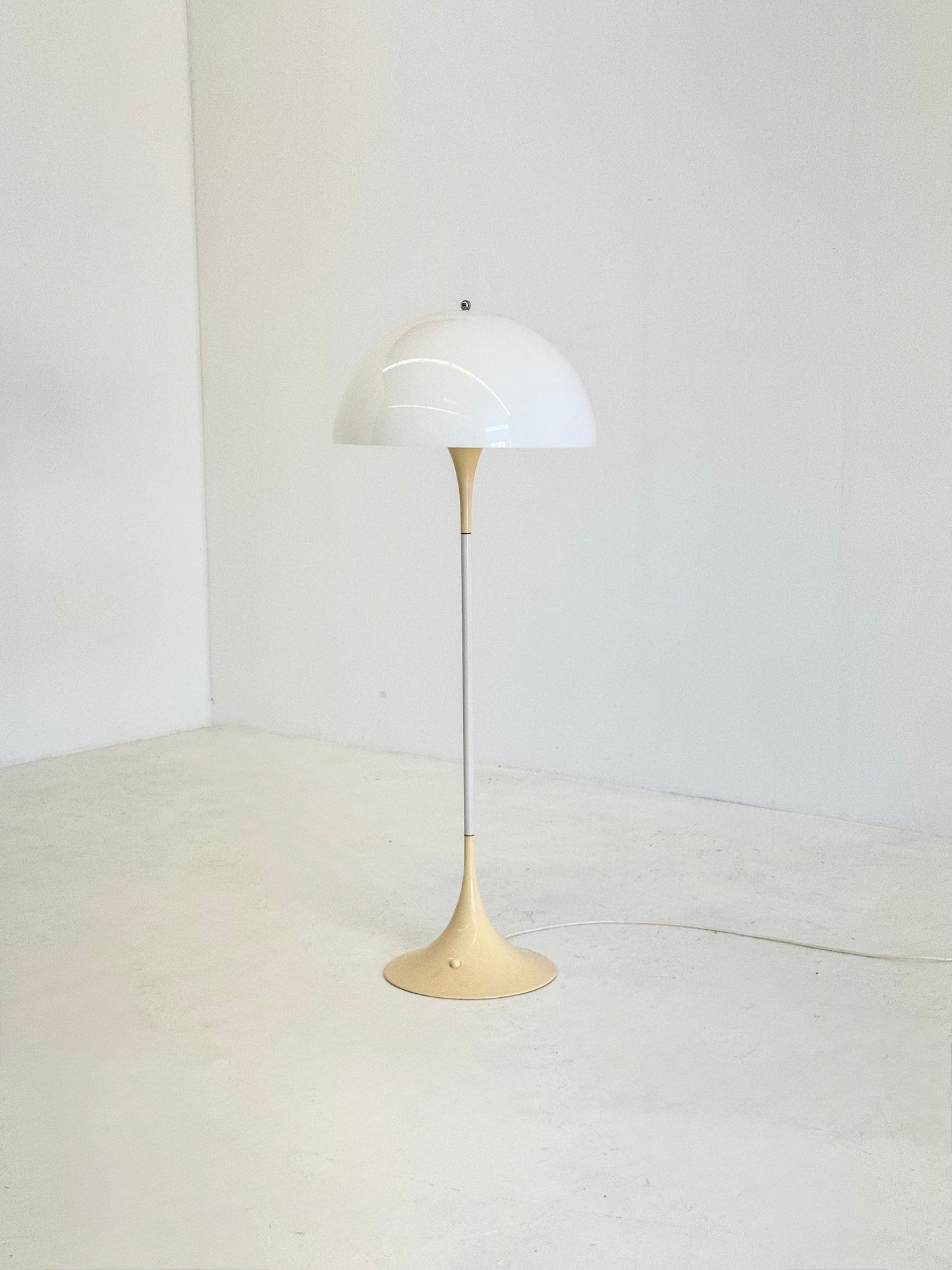 Louis Poulsen Panthella vloerlamp Verner Panton
