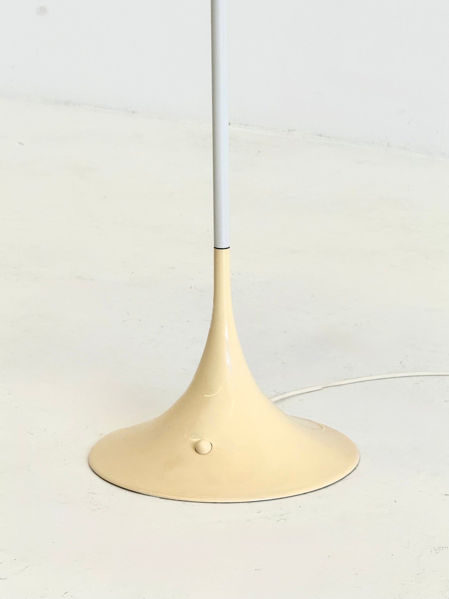 Louis Poulsen Panthella vloerlamp Verner Panton