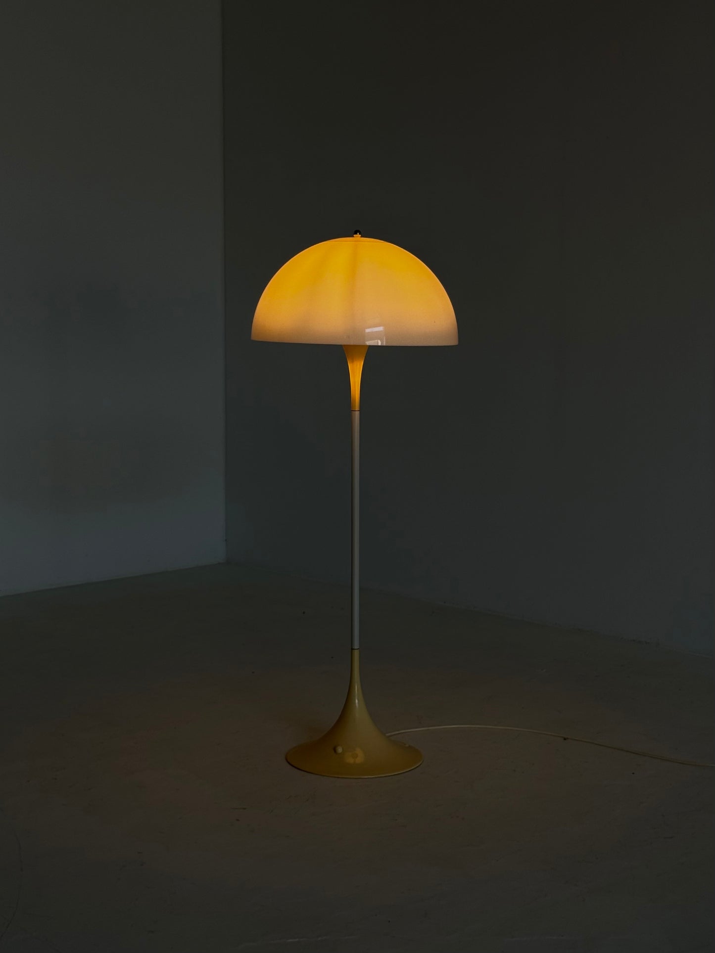 Louis Poulsen Panthella vloerlamp Verner Panton