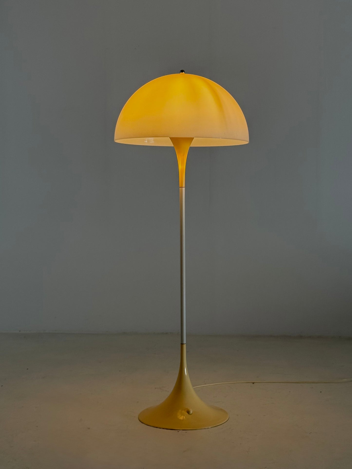 Louis Poulsen Panthella vloerlamp Verner Panton
