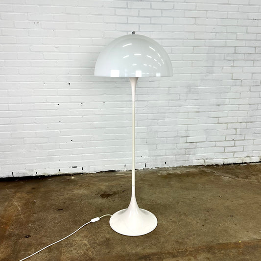 panthella-floorlamp-by-louis-poulsen