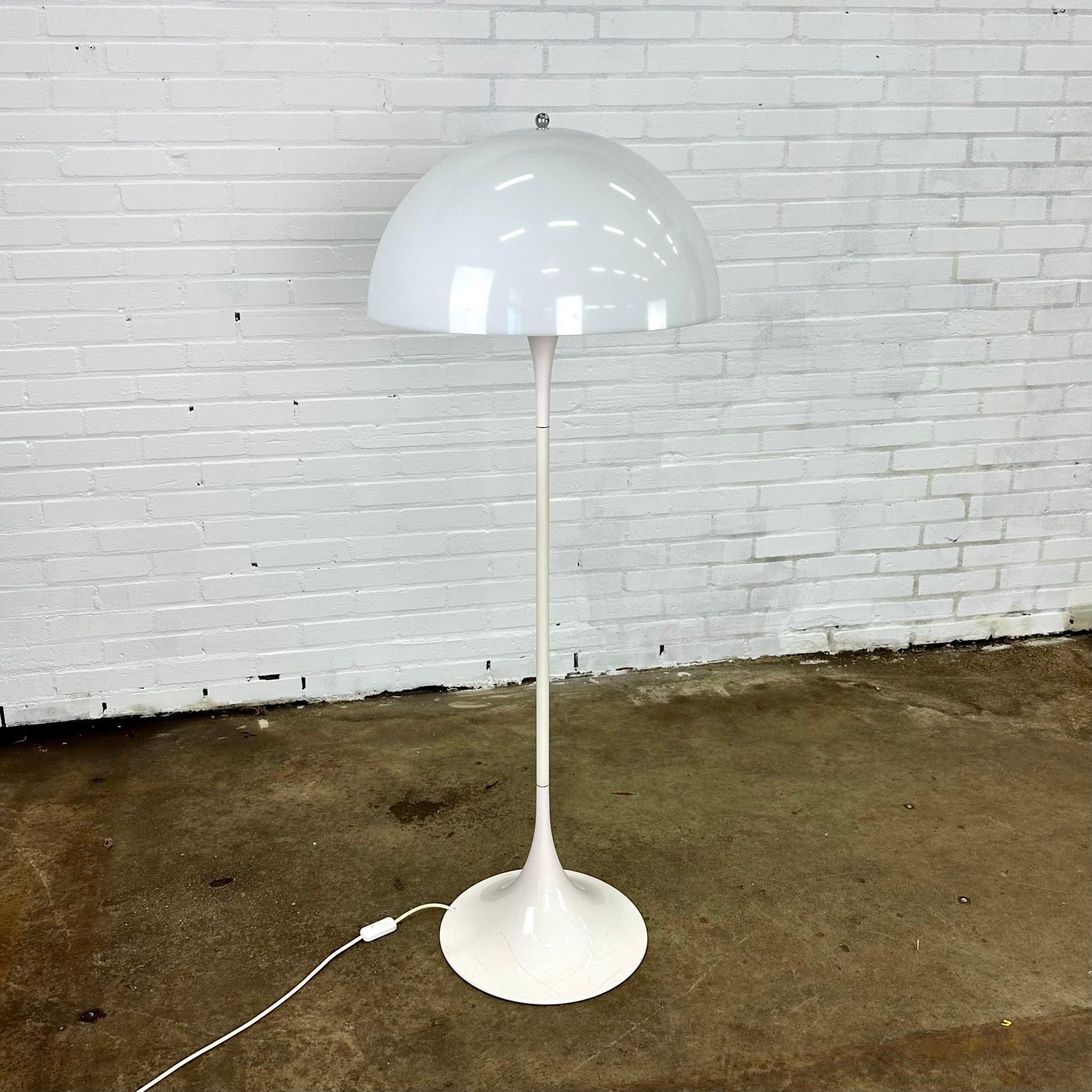 panthella-floorlamp-by-louis-poulsen