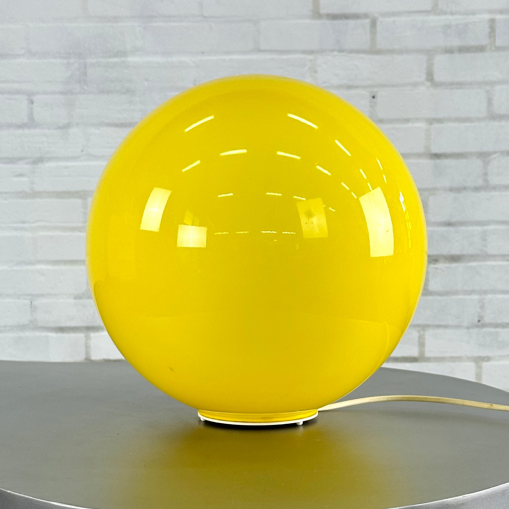 vintage-space-age-bolvormige-lamp-van-wofi-leuchten-in-geel