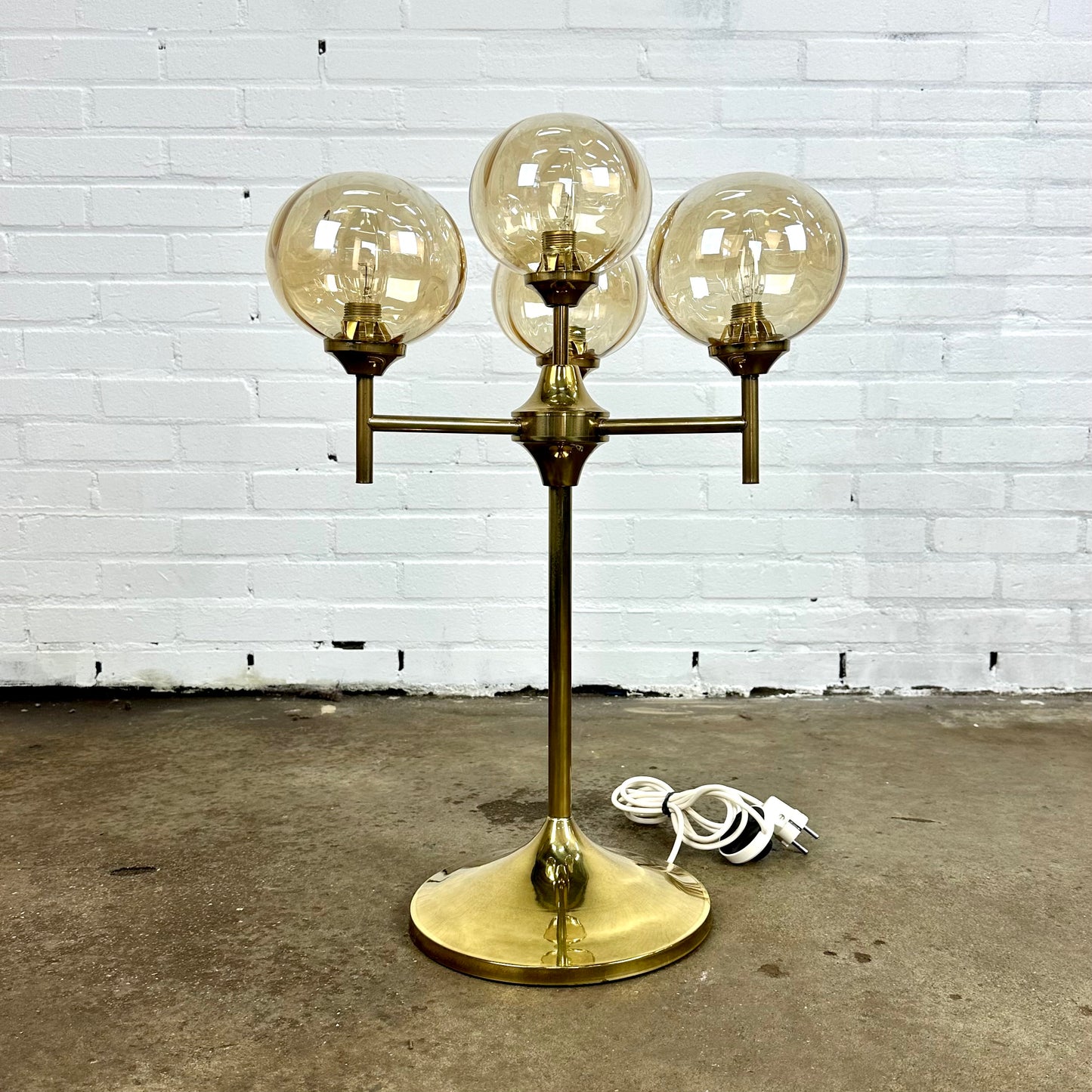 vintage-ball-table-lamp-with-brass-frame