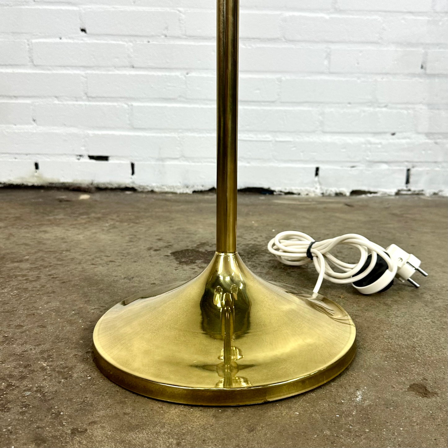 vintage-ball-table-lamp-with-brass-frame