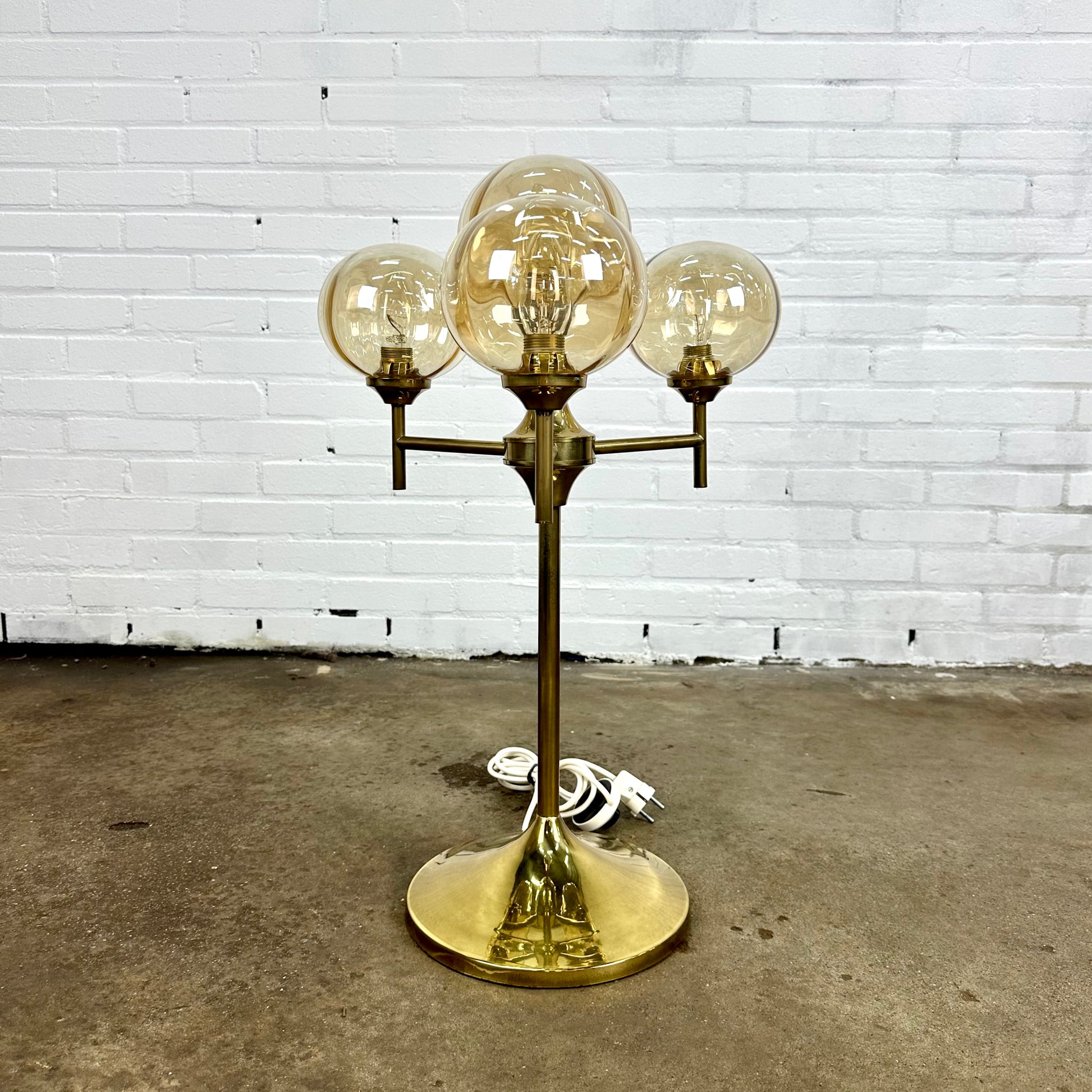 vintage-ball-table-lamp-with-brass-frame