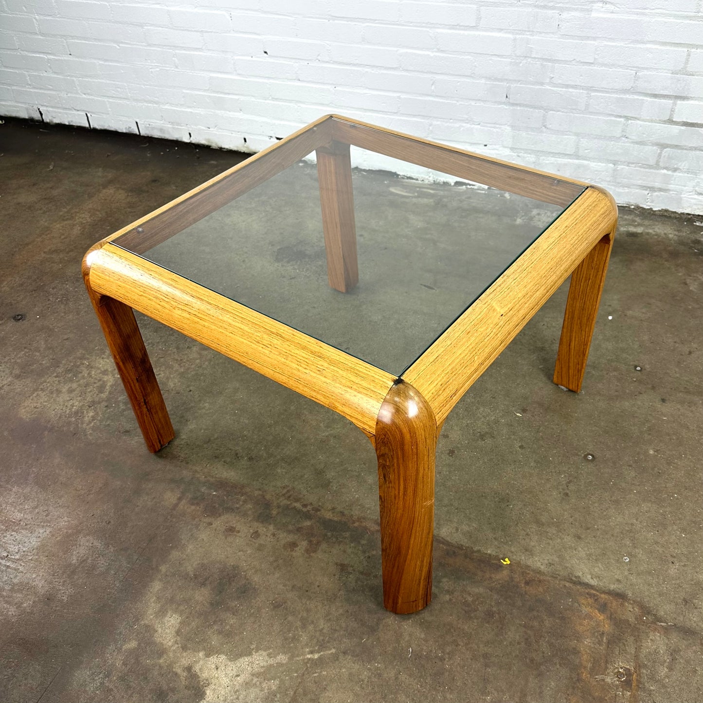 Deens design salontafel met glazen blad en houten frame