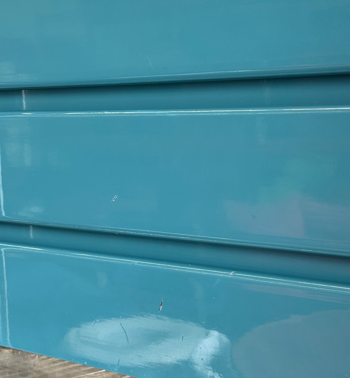 Set van twee blauw gelakte Italiaanse nachtkastjes met chroom detail