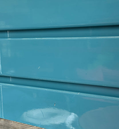 Set van twee blauw gelakte Italiaanse nachtkastjes met chroom detail