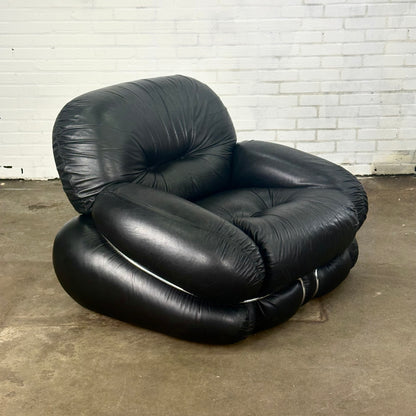 Okay fauteuil door Adriano Piazzesi in zwart leer