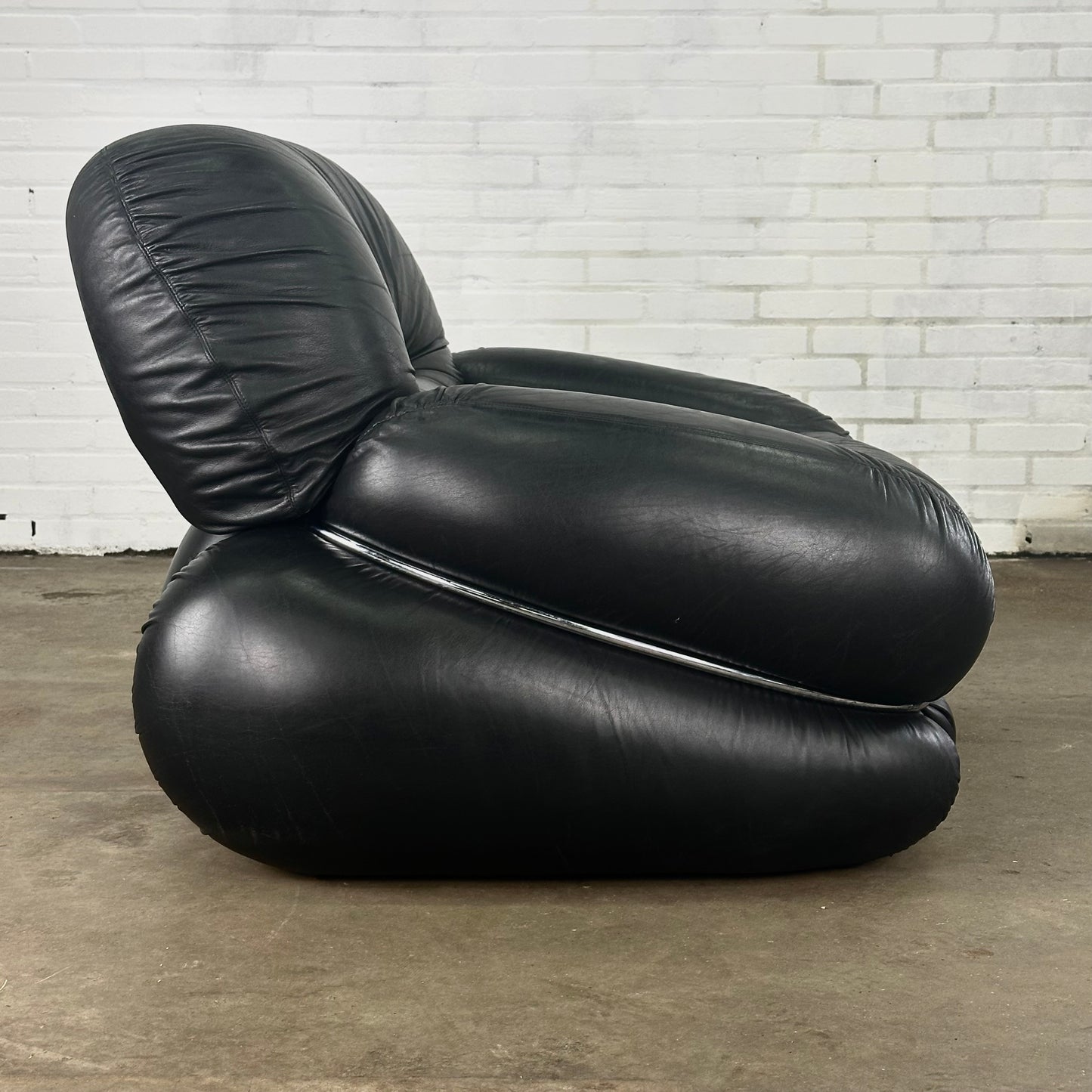 Okay fauteuil door Adriano Piazzesi in zwart leer met poef