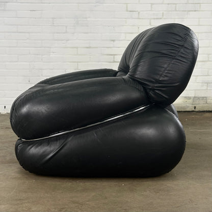 Okay fauteuil door Adriano Piazzesi in zwart leer met poef