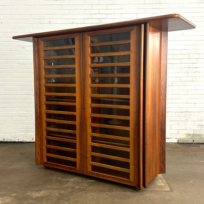 Hoge Italiaans vintage dressoir kast met walnoot hout en glas