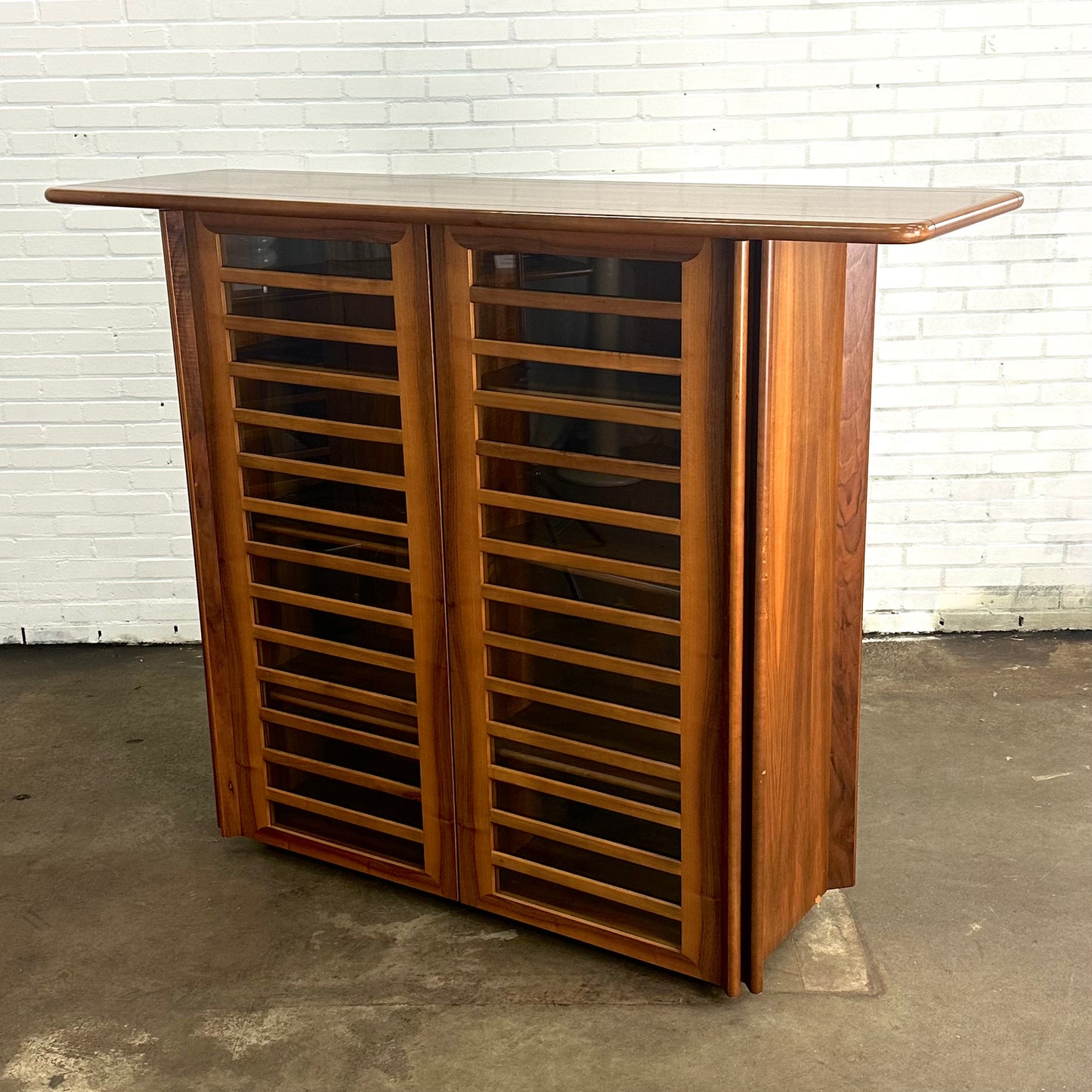 Hoge Italiaans vintage dressoir kast met walnoot hout en glas