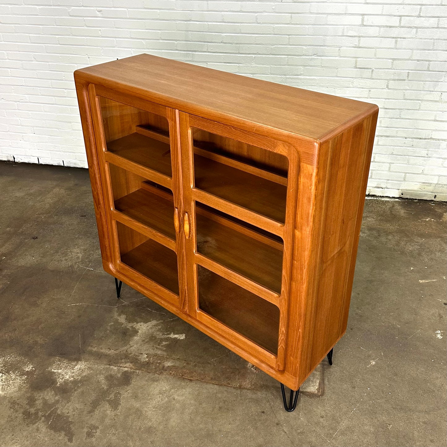 Deens design Dyrlund dressoir kast / vitrinekast