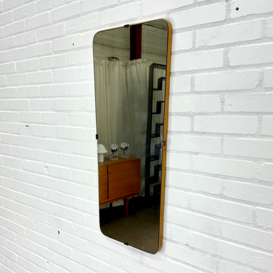 vstijlvolle-eenvoud-vintage-spiegel-houten-achterwand