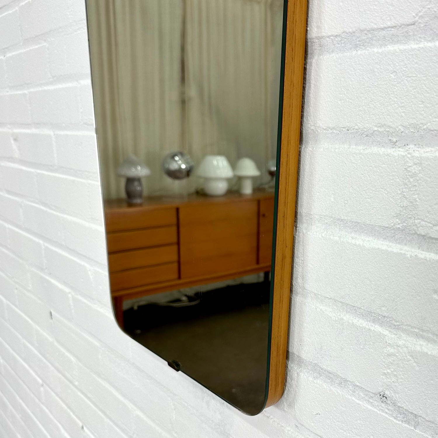 stijlvolle-eenvoud-vintage-spiegel-houten-achterwand
