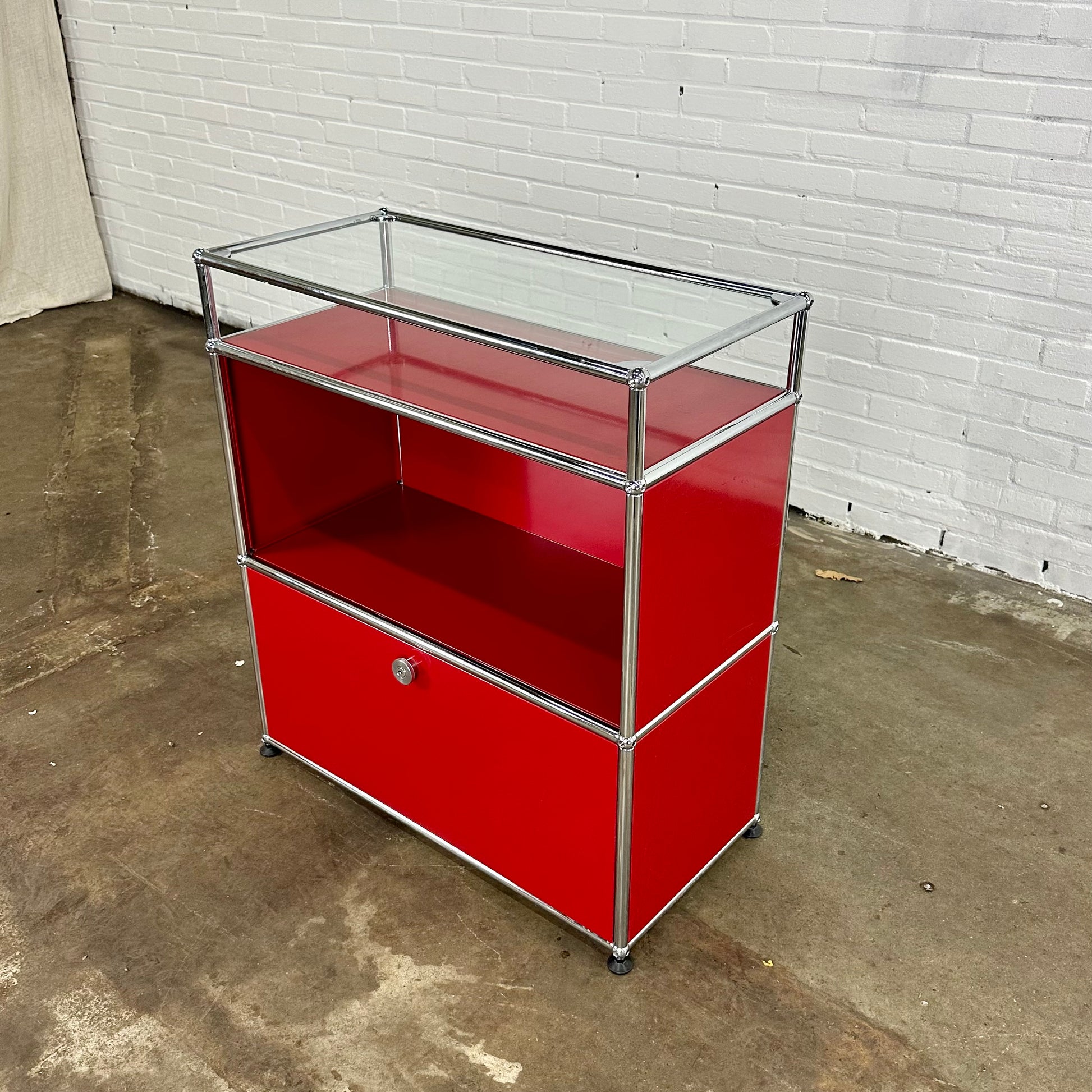 usm-haller-dressoir-sideboard-rood