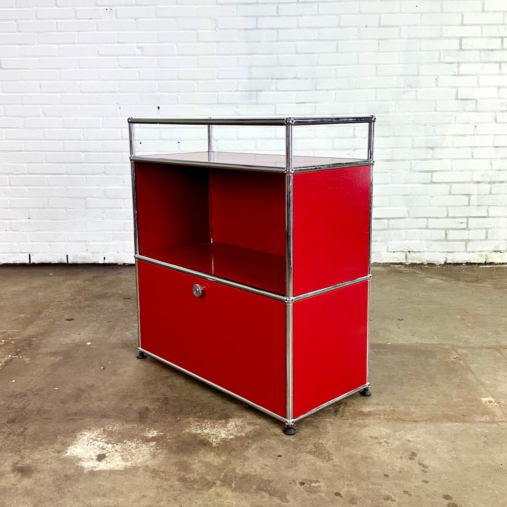 usm-haller-dressoir-sideboard-rood