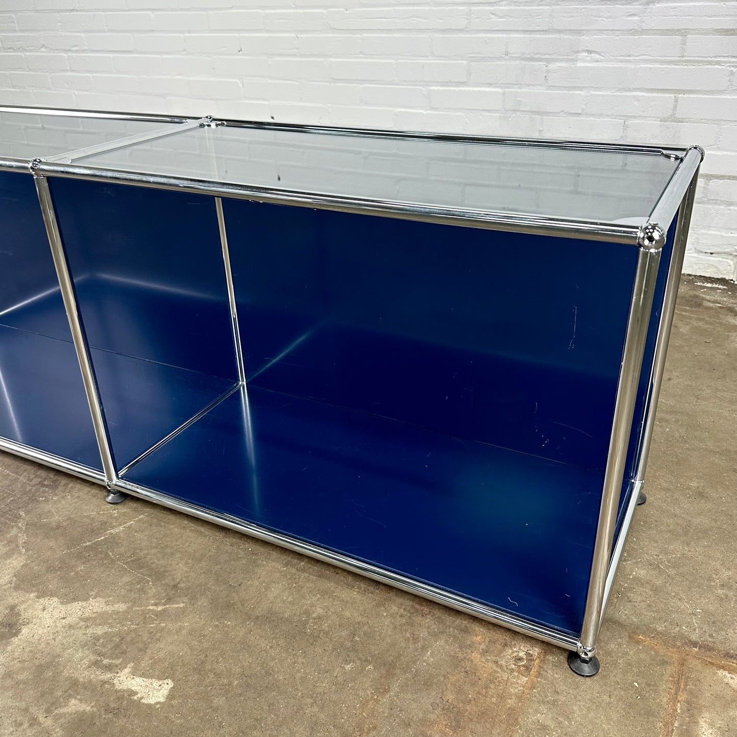 USM Haller lowboard / dressoir donkerblauw open met glazen blad