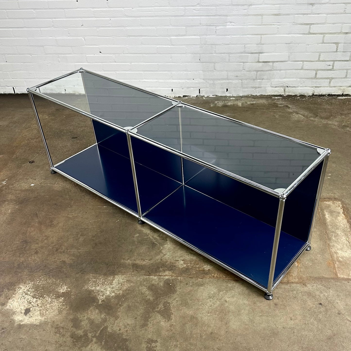 USM Haller lowboard / dressoir donkerblauw open met glazen blad