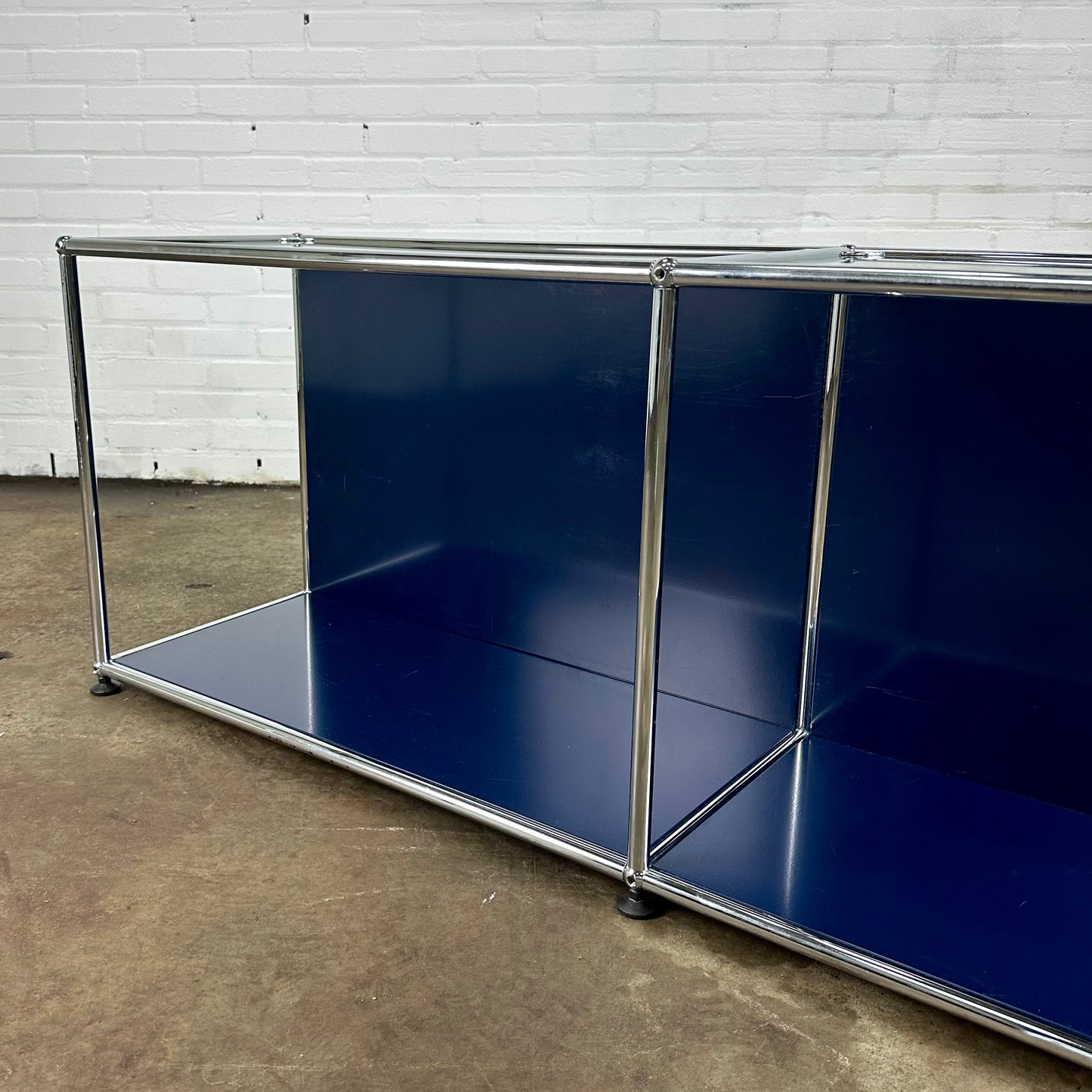 USM Haller lowboard / dressoir donkerblauw open met glazen blad