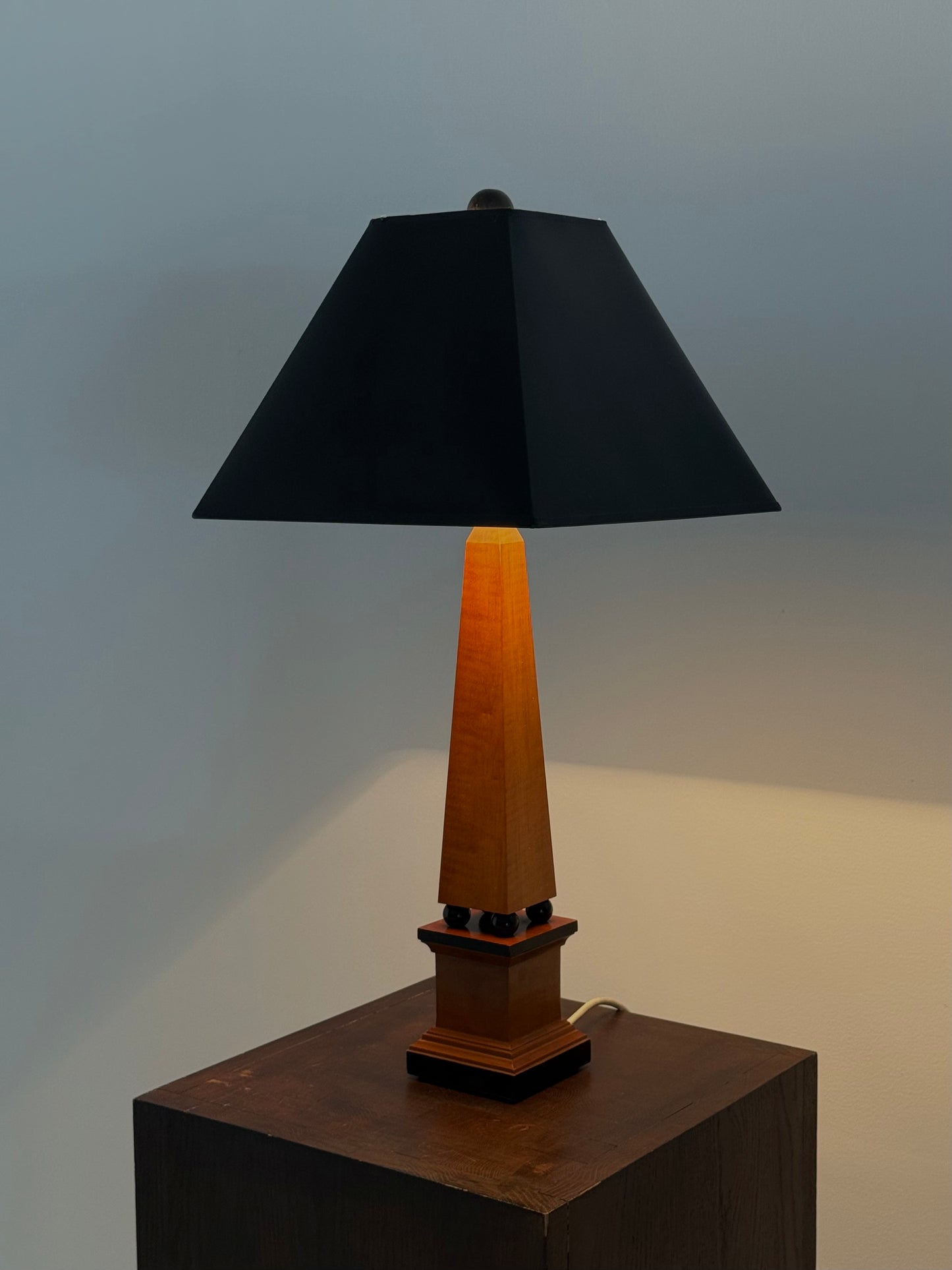 Set hoge art deco tafellampen in obeliskvorm met ebbenhouten