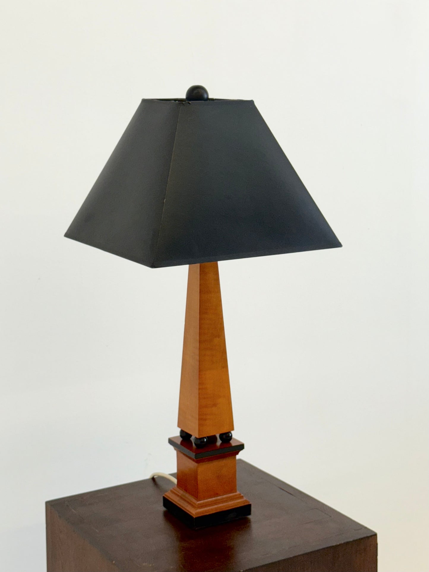 Set hoge art deco tafellampen in obeliskvorm met ebbenhouten