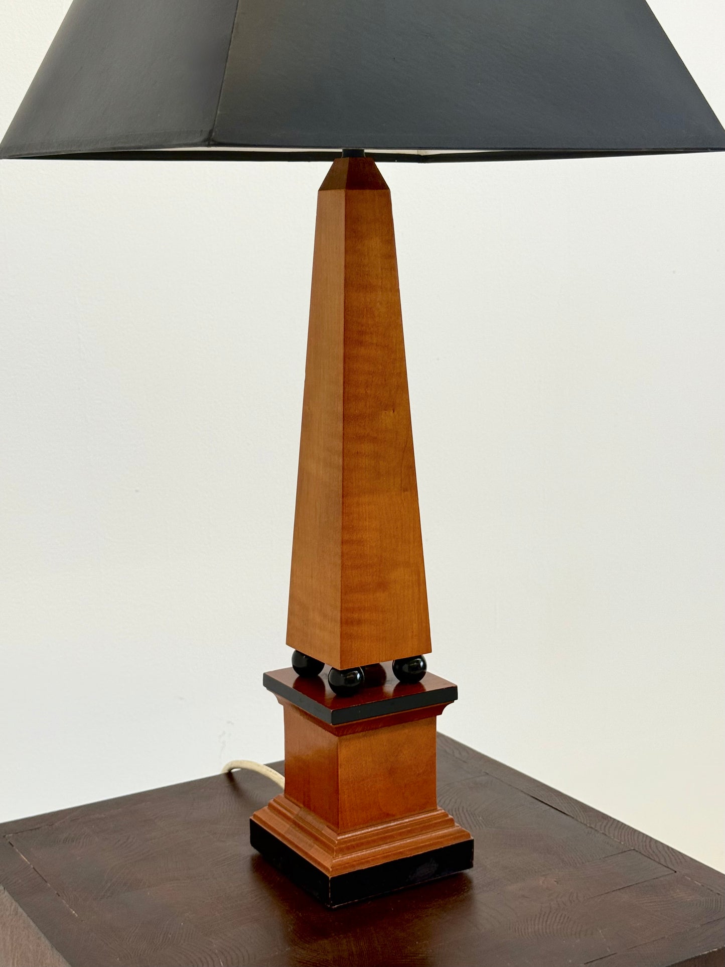 Set hoge art deco tafellampen in obeliskvorm met ebbenhouten