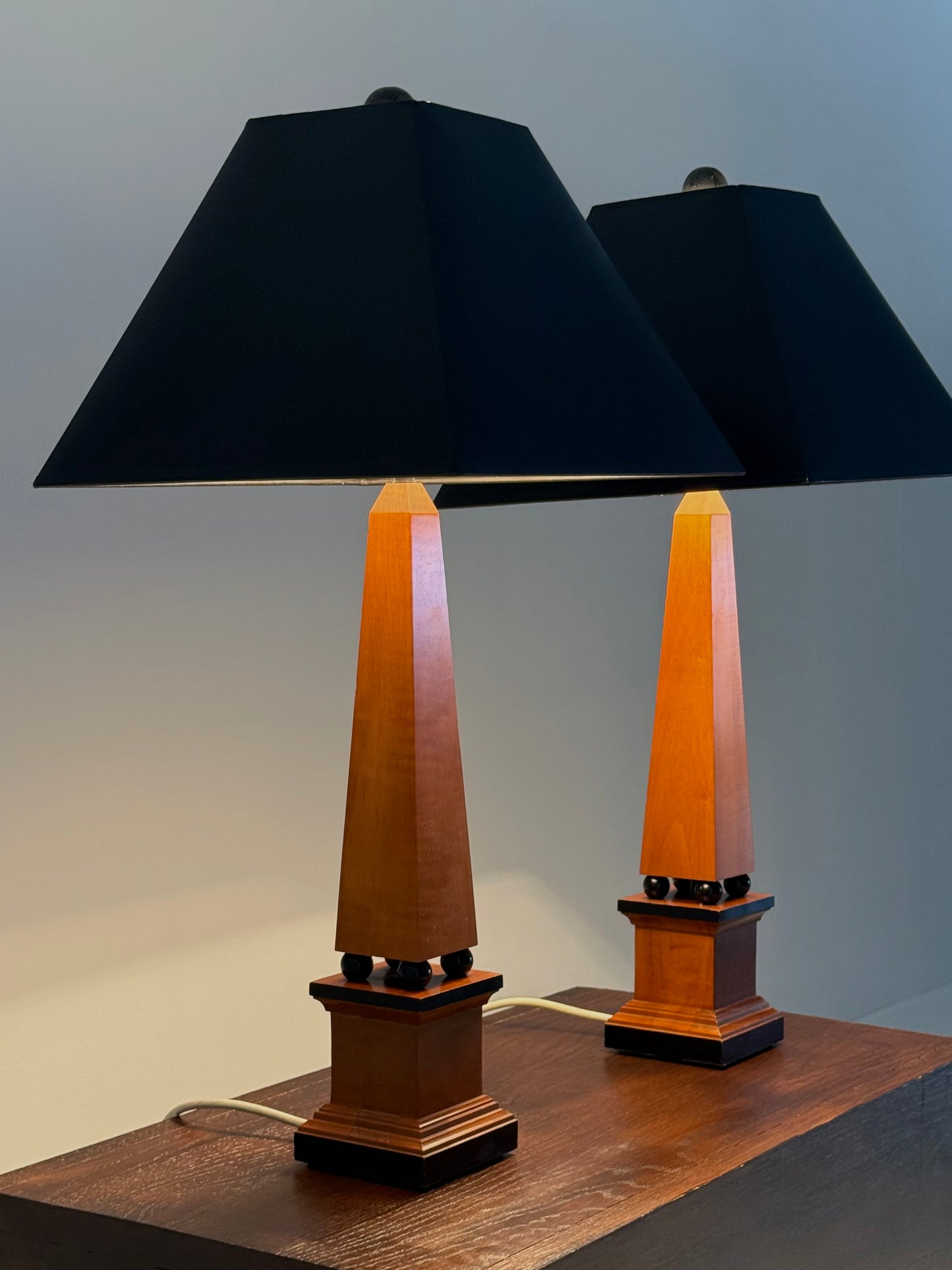 Set hoge art deco tafellampen in obeliskvorm met ebbenhouten