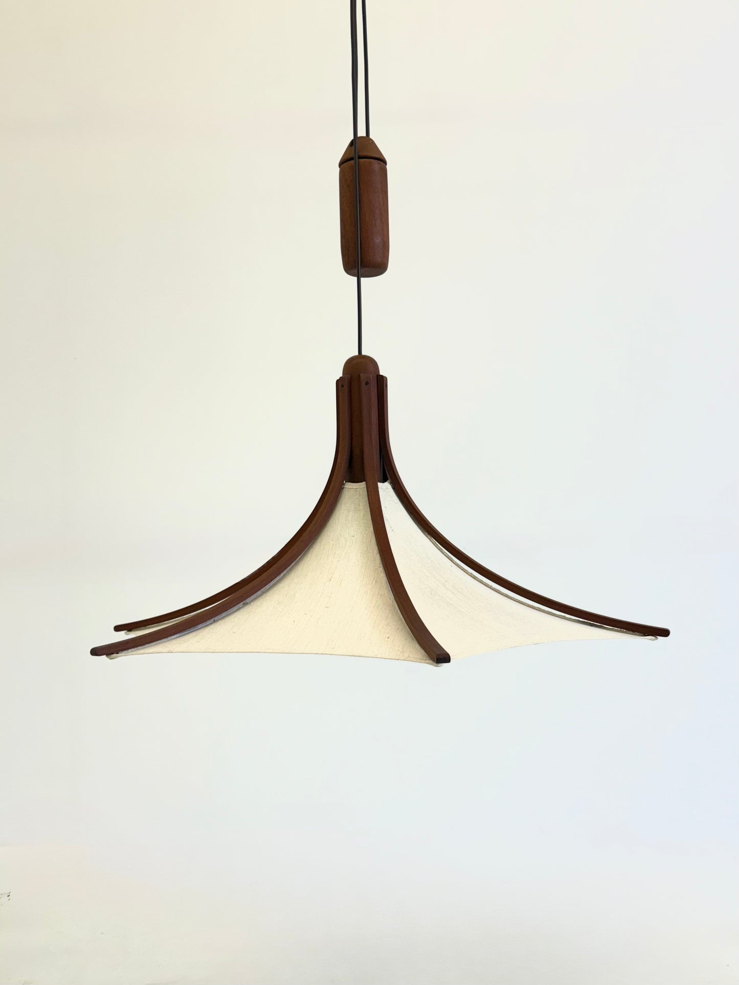 Mid-century teakhouten hanglamp van Domus met linnen kap