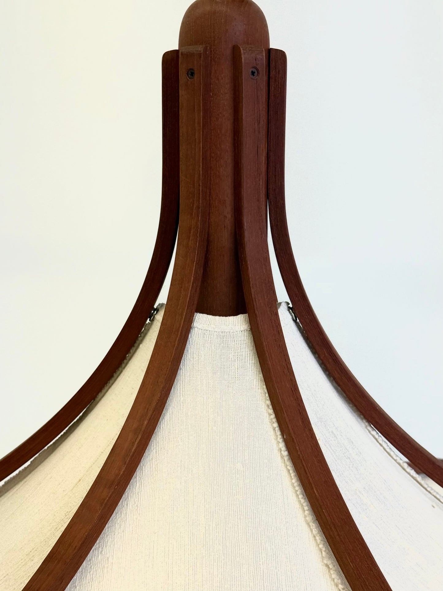 Mid-century teakhouten hanglamp van Domus met linnen kap
