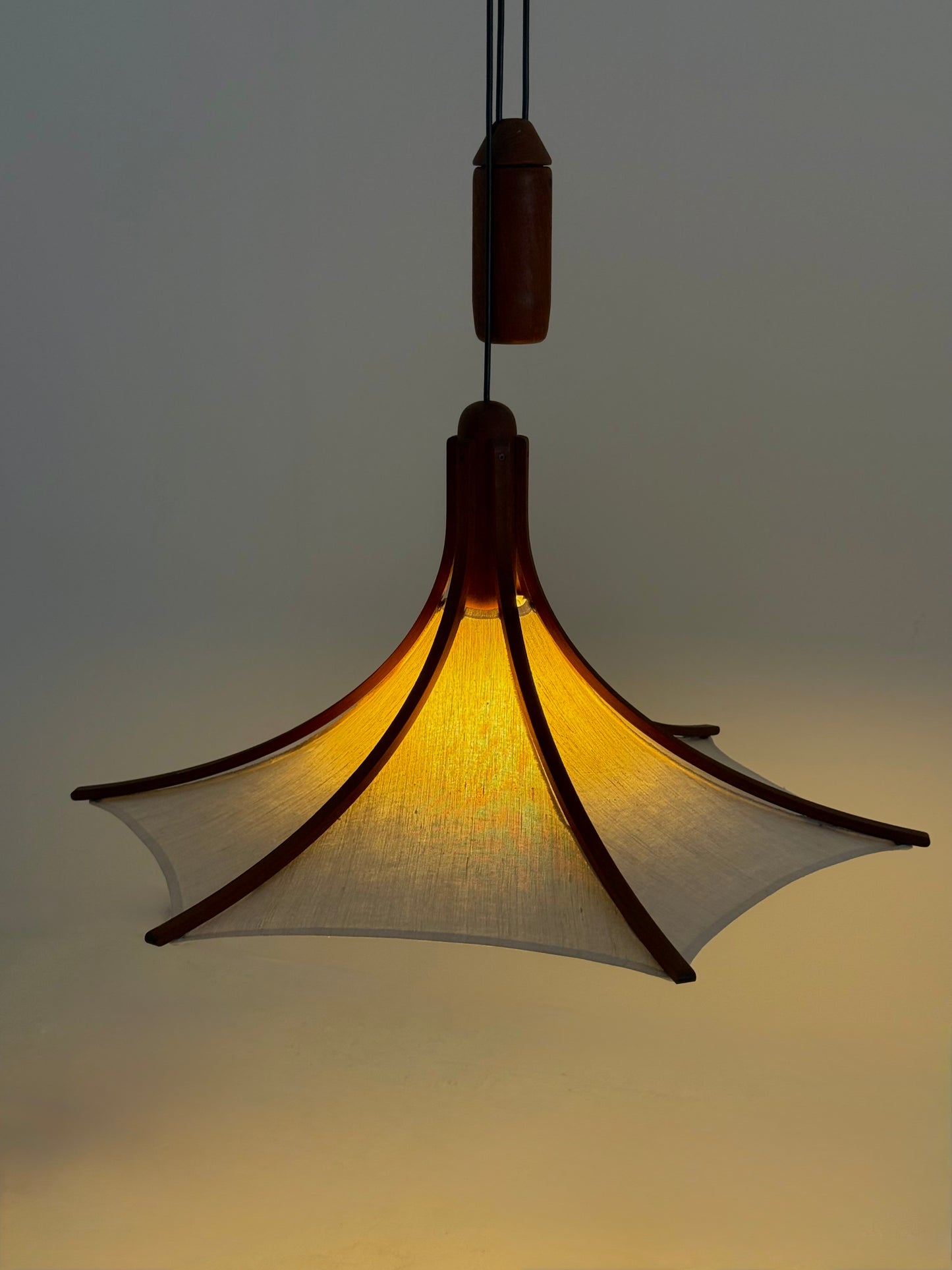 Mid-century teakhouten hanglamp van Domus met linnen kap