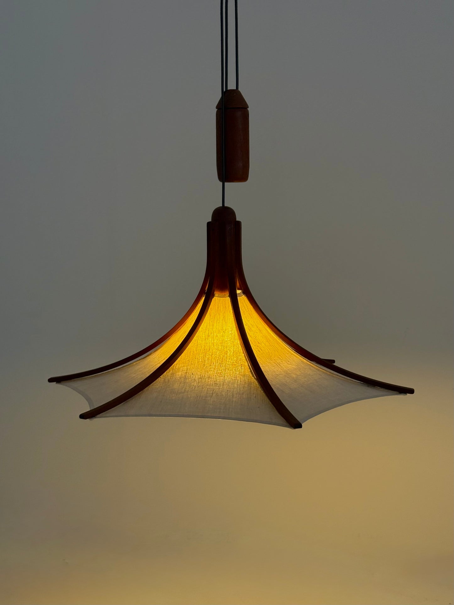Mid-century teakhouten hanglamp van Domus met linnen kap