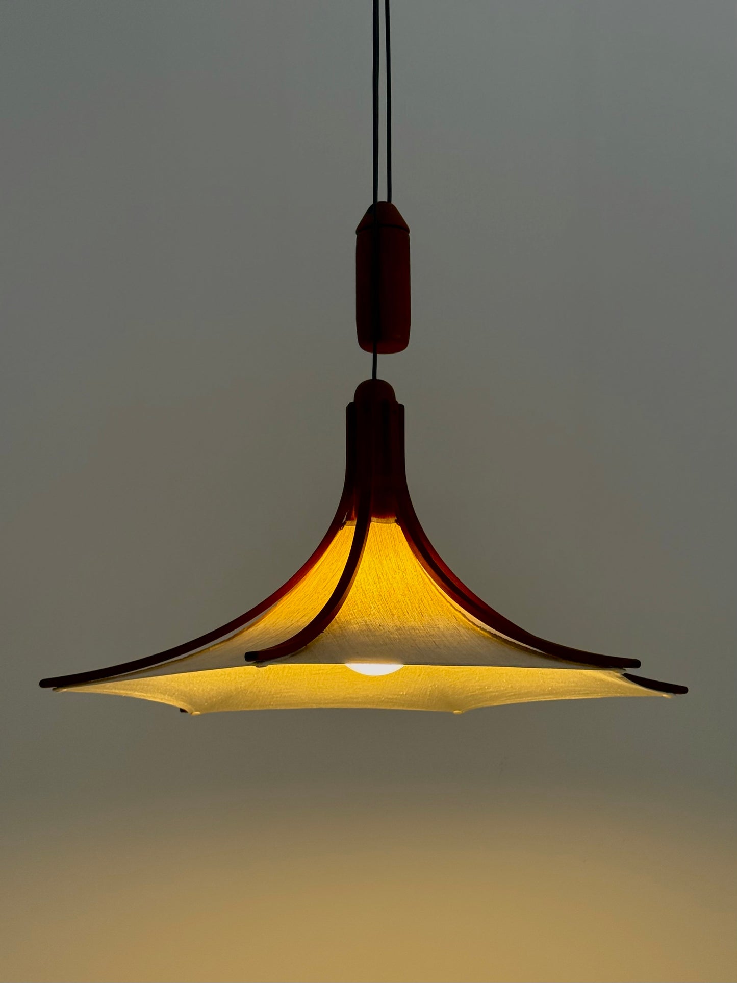 Mid-century teakhouten hanglamp van Domus met linnen kap