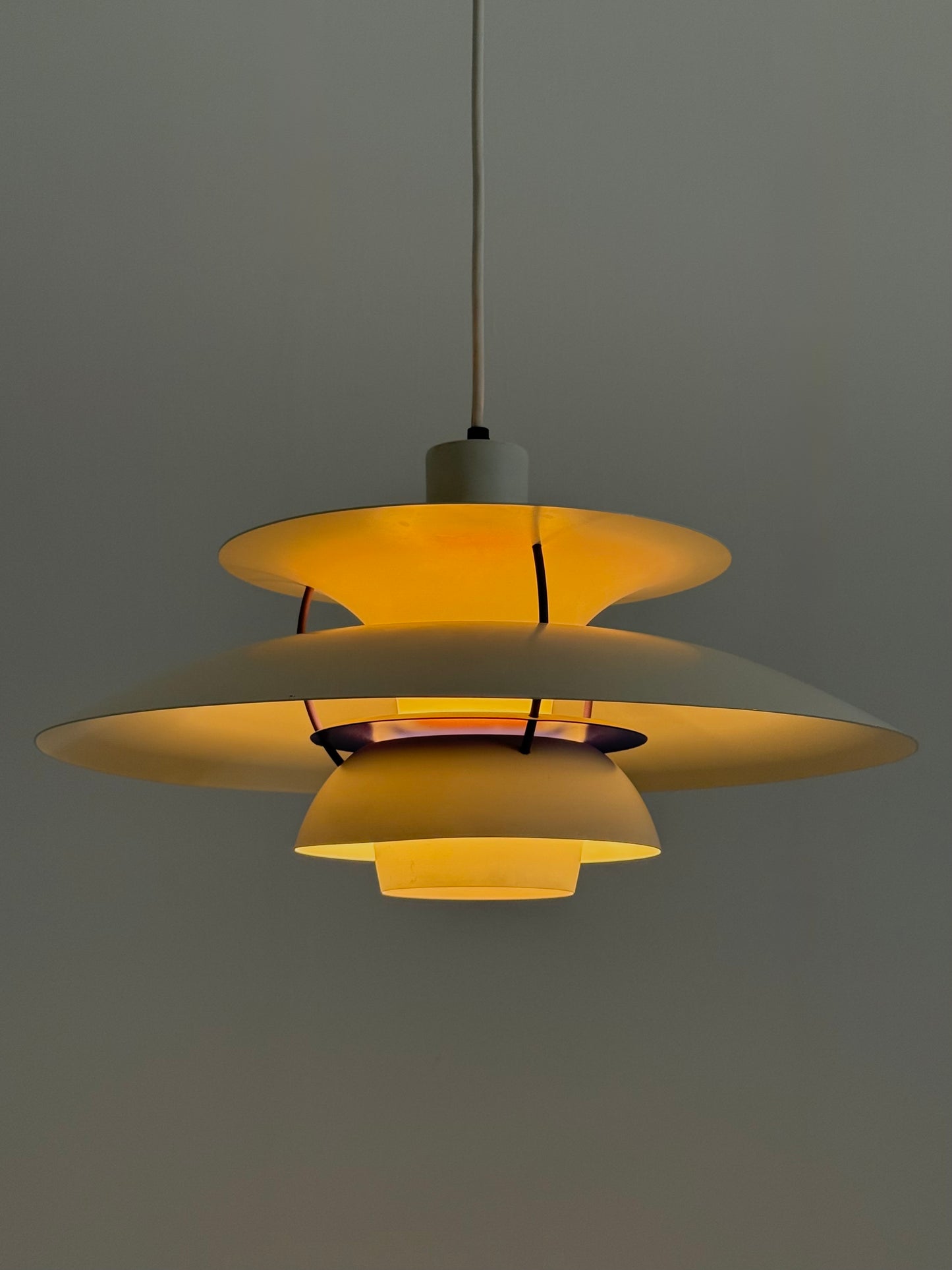 PH5 hanglamp wit van Poul Henningsen voor Louis Poulsen