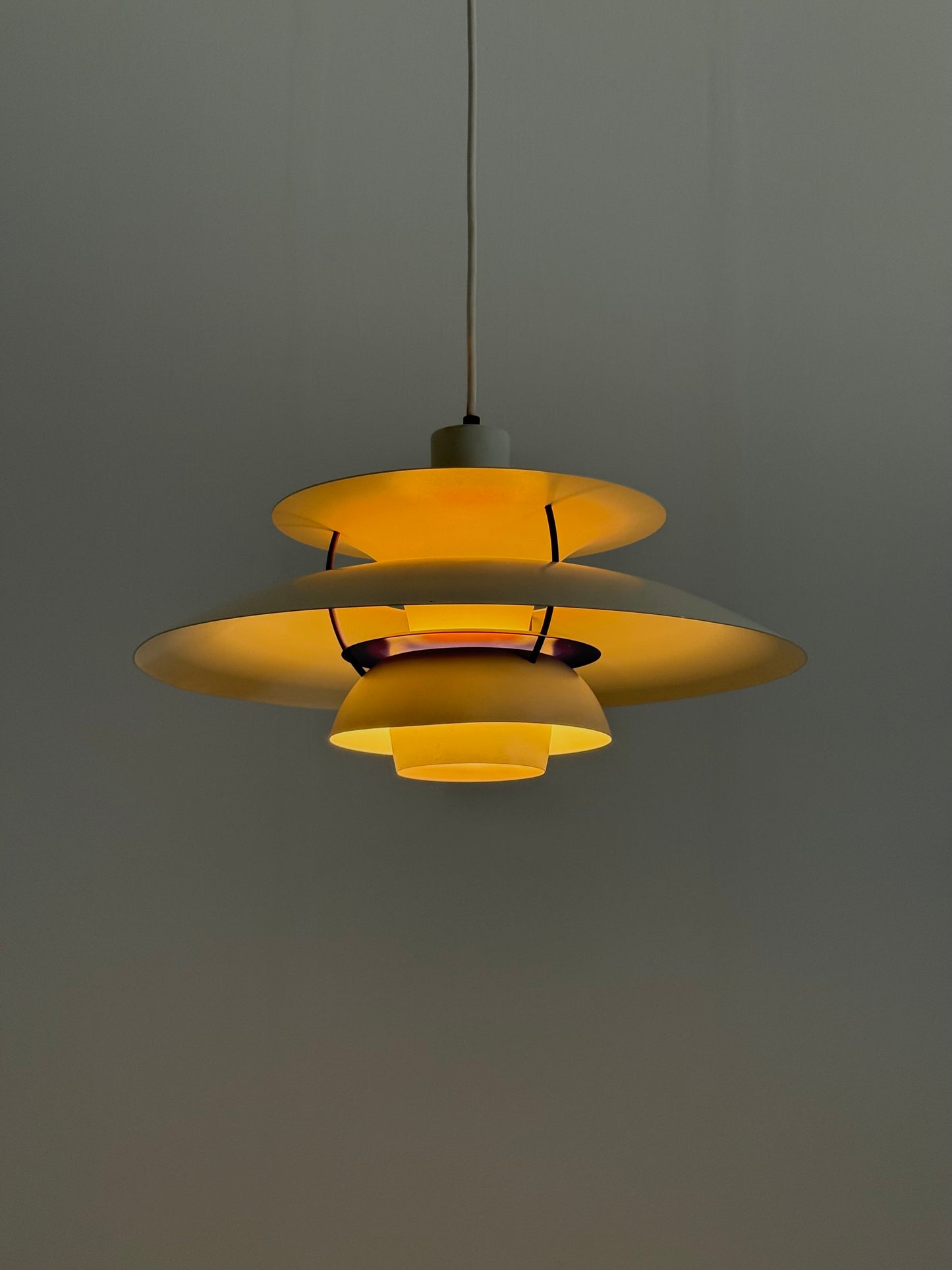PH5 hanglamp wit van Poul Henningsen voor Louis Poulsen