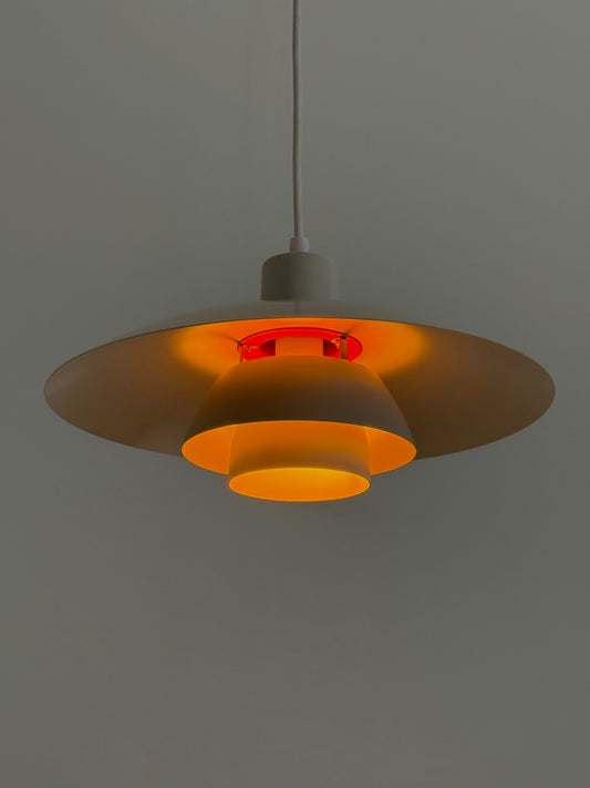 PH 4/3 hanglamp wit met oranje accenten van Poul Henningsen voor Louis Poulsen