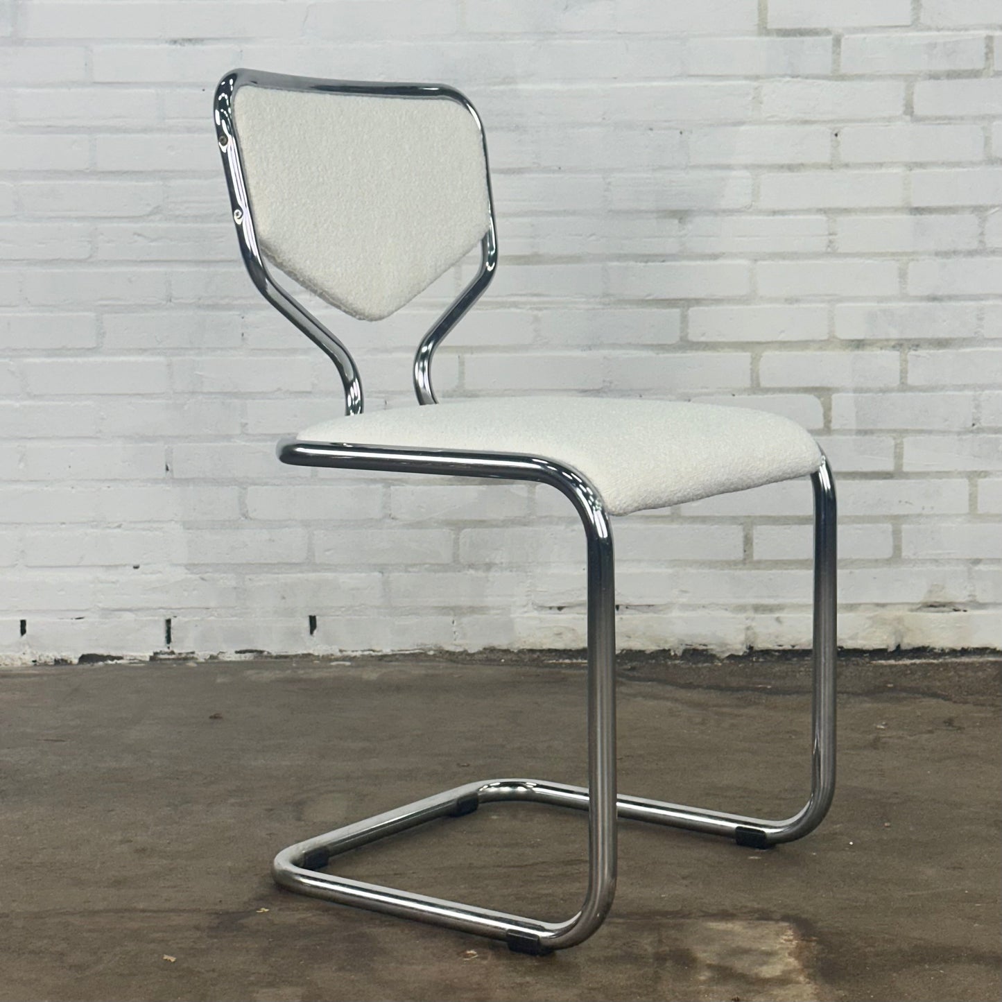 Set van vier vintage buisframe eetkamerstoelen met boucle stoffering