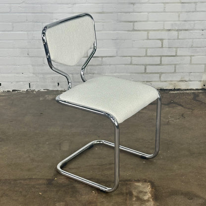 Set van vier vintage buisframe eetkamerstoelen met boucle stoffering