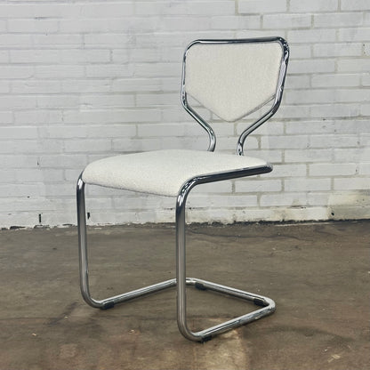 Set van vier vintage buisframe eetkamerstoelen met boucle stoffering