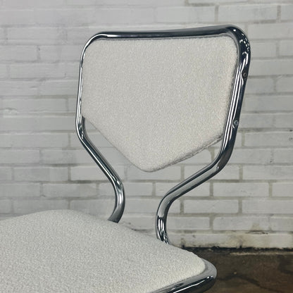 Set van vier vintage buisframe eetkamerstoelen met boucle stoffering