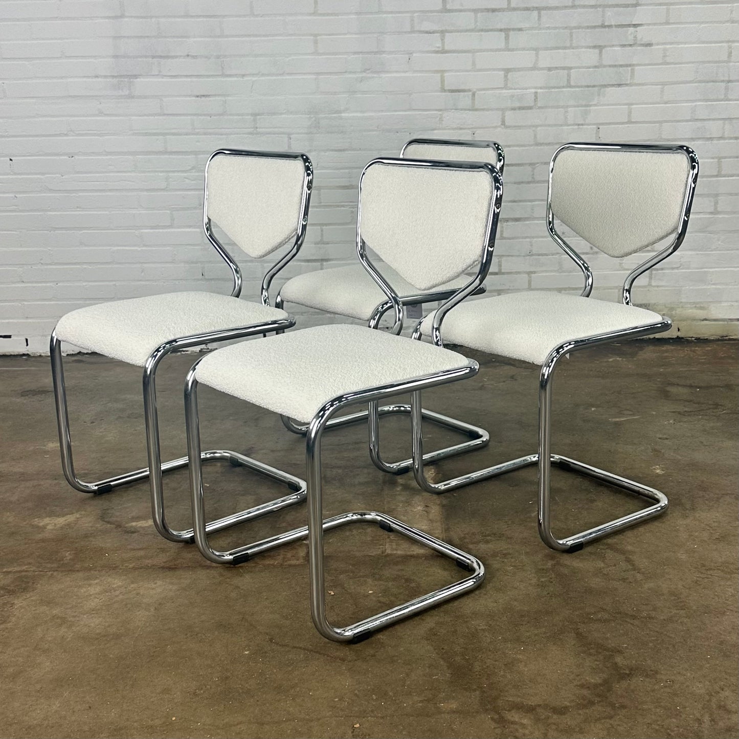 Set van vier vintage buisframe eetkamerstoelen met boucle stoffering