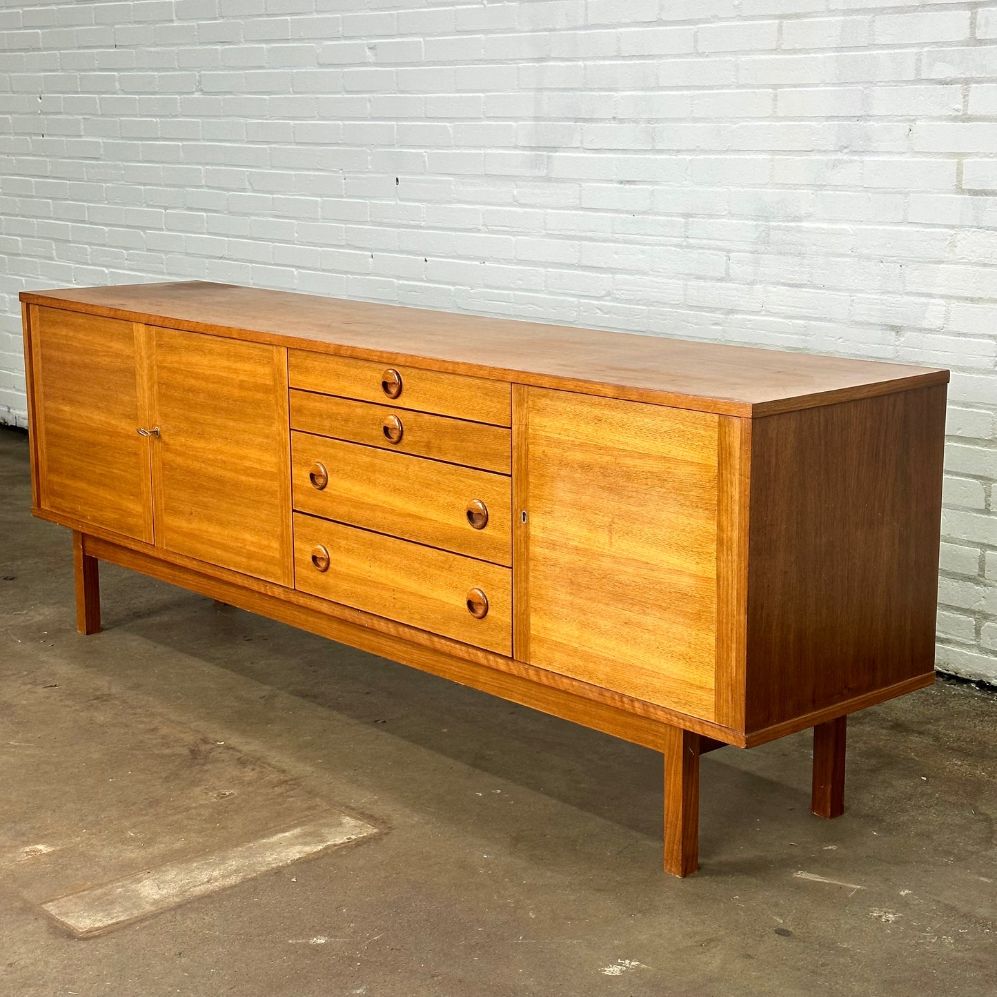 Vintage mid century dressoir